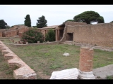 06512 ostia - regio iv - insula v - schola del traiano (iv,v,15) and domus (iv,v,16) - bli ri peristylium - in der mitte schmales wasserbecken - bli aus ri sueden - 09-2023.jpg